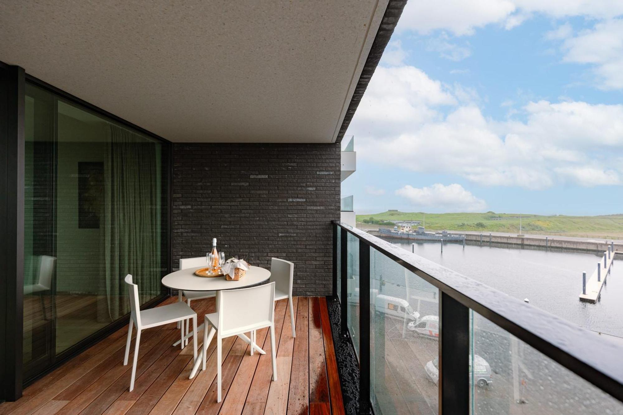 Huswell - New Overlooking The Yacht Harbor With Parking *